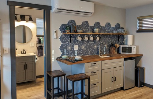 Medford Cabaña | Modern, pet-friendly, private - with free EV charger level 2