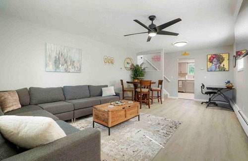 Wheat Ridge Casa | Modern Pineapple|Close to Denver and Mountains|