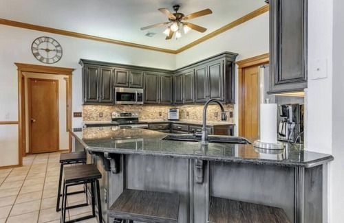 Midwest City Casa | Modern /Pool /Family /Events