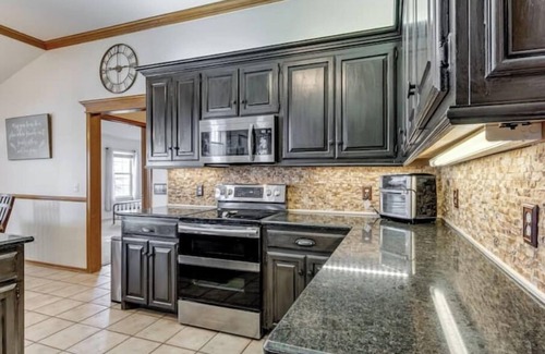 Midwest City Casa | Modern /Pool /Family /Events