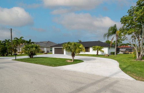 Caloosahatchee Casa | Modern Pool Home Sleeps 16 Fully Renovated