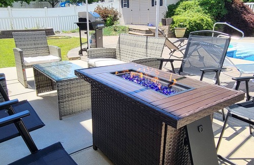 Palmyra Casa | Modern Pool-Side Paradise, 5 Miles to Hershey Park