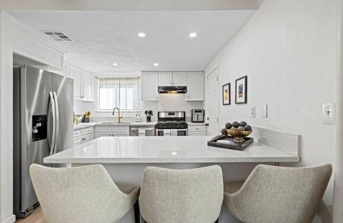 Lancaster Casa | Modern Private 3B-2BA Home and Spacious Yard