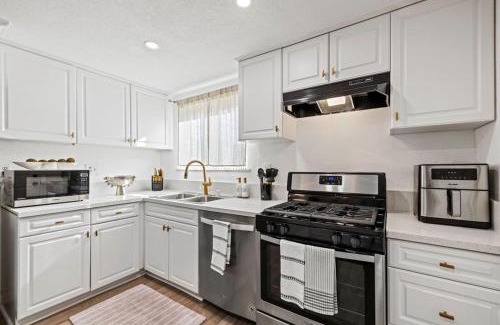 Lancaster Casa | Modern Private 3B-2BA Home and Spacious Yard