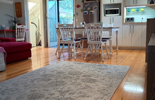 Yagoona Apartamento | Modern private and peaceful "Fonzy" Central located popular events