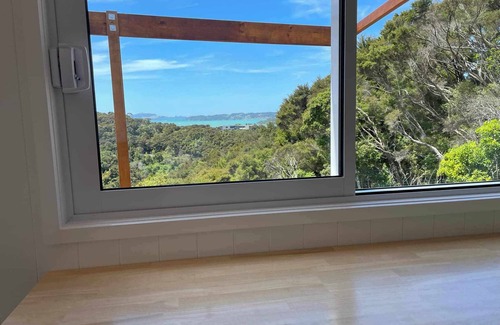 Paihia Cabina | Modern private cabin, breathtaking ocean & bush views, natural light & quiet