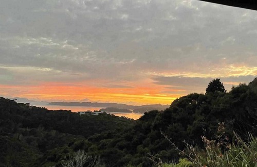 Paihia Cabina | Modern private cabin, breathtaking ocean & bush views, natural light & quiet