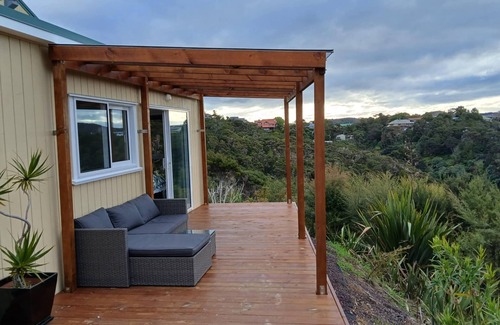 Paihia Cabina | Modern private cabin, breathtaking ocean & bush views, natural light & quiet