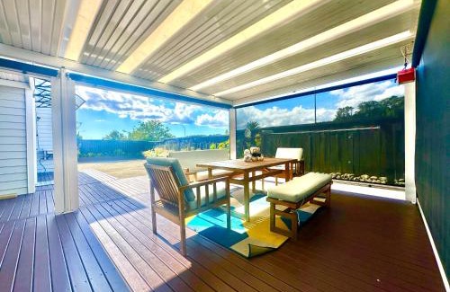 Rosedale Casa | Modern Private Deluxe Master Suite California Bed and Bathtub