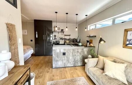 Die Boord Casa | Bohemian Private Flat, Aircon, Secure Parking