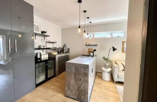 Die Boord Casa | Bohemian Private Flat, Aircon, Secure Parking