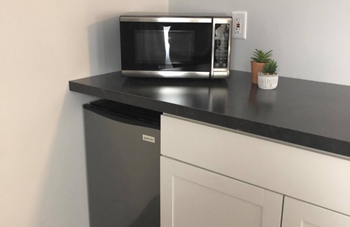 North Muskegon Apartamento | Modern Private Queen Studio Near Downtown Muskegon - Room #5