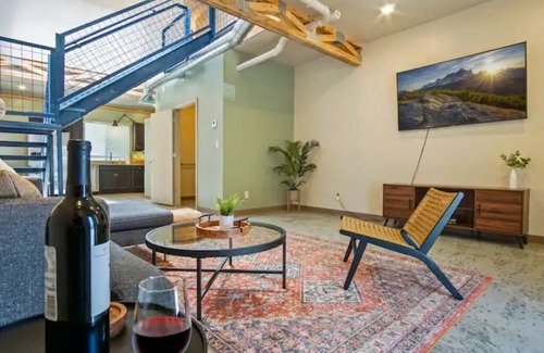 Central Oklahoma City Casa | Modern Private Townhome *Downtown OKC * Balcony *OU Med
