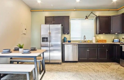 Central Oklahoma City Casa | Modern Private Townhome *Downtown OKC * Balcony *OU Med