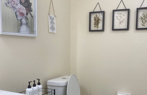 Fondren Apartamento | Modern Queen Suite Apt