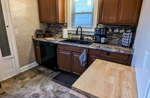 Moline Casa | Modern Quiet 1BR Fenced Yard + Office DT Moline
