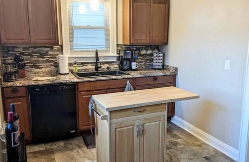 Moline Casa | Modern Quiet 1BR Fenced Yard + Office DT Moline