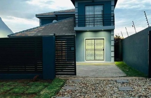 Greater Johannesburg Metropolitan Area Apartamento | Modern, quiet property, wi-fi, no sharing bath safe parking near, entertainment