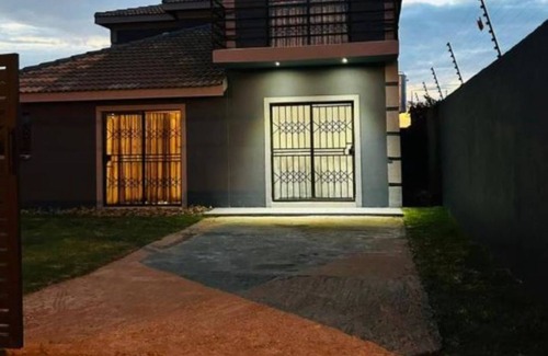 Greater Johannesburg Metropolitan Area Apartamento | Modern, quiet property, wi-fi, no sharing bath safe parking near, entertainment