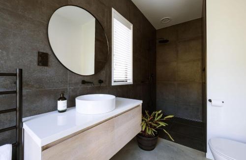 Raglan Casa | Modern Raglan Hideaway