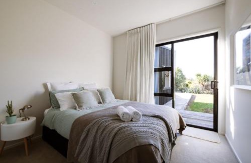 Raglan Casa | Modern Raglan Hideaway