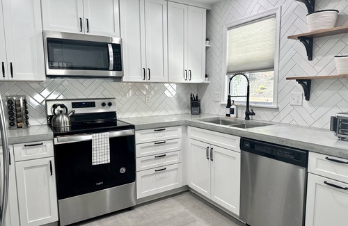 North Raleigh Casa | Modern Raleigh Home 3BDR with 4 Beds + Office & Backyard Oasis. Great Location!