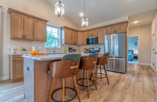 Morris Casa | Modern Ranch home, Pet Friendly, No Stairs. Near Rock Run Casino, Restaurants