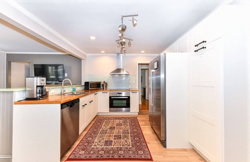 Greensboro Casa | Modern ranch house conveniently located in Greensboro NO PETS ALLOWED