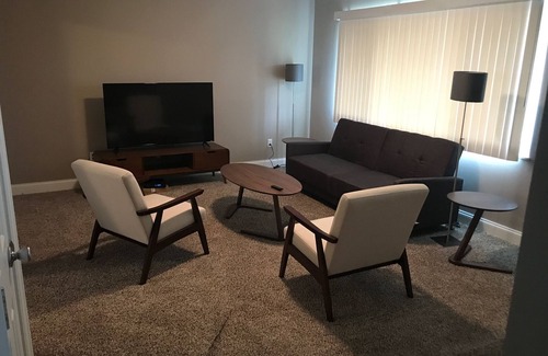 Columbus Casa | Rancho moderno, muebles / electrodomésticos nuevos, Gar, TV de 55 ", Roku, Big Yard, WiFi