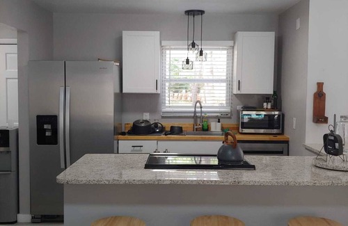 Newberry Casa | Modern Ranch pool house- close to it all.