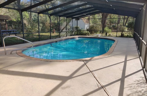 Newberry Casa | Modern Ranch pool house- close to it all.