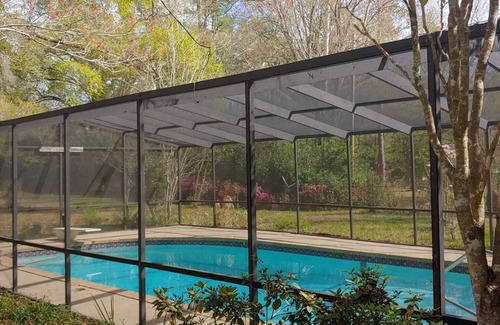 Newberry Casa | Modern Ranch pool house- close to it all.