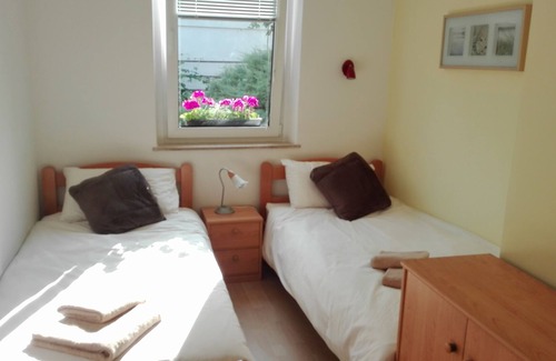 Radovljica Apartamento | Moderno, renovado apartamento de 2 dormitorios con jardín cerca del lago Bled (5 plazas).