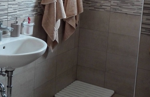Radovljica Apartamento | Moderno, renovado apartamento de 2 dormitorios con jardín cerca del lago Bled (5 plazas).