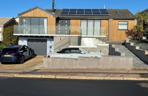 Exmouth Casa | Modern renovated air conditioned bungalow with sea views