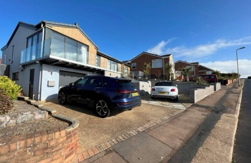 Exmouth Casa | Modern renovated air conditioned bungalow with sea views