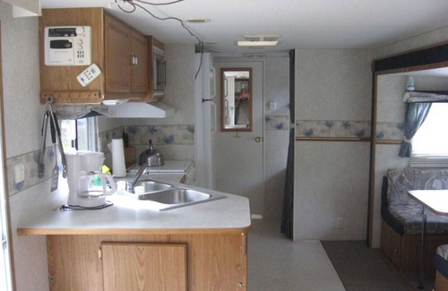 Cloyne Casa | The Prowler - Camper-Trailer