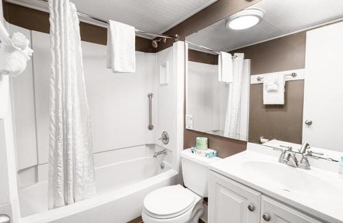 Litchfield by the Sea Apartamento | Modern Resort View Room on the First Floor