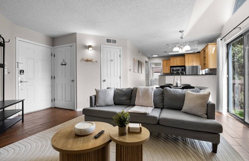 Englewood Condominio | Modern Retreat | 2BR Retreat Near Denver | Gym