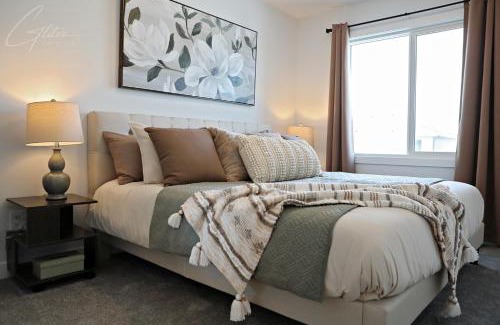 Southwest Edmonton Casa | Modern Retreat 3 King Beds,Garage,Disney
