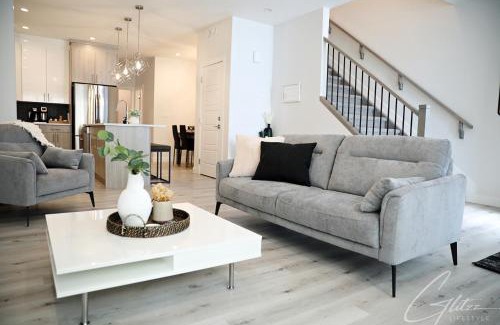Southwest Edmonton Casa | Modern Retreat 3 King Beds,Garage,Disney