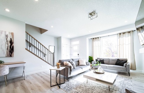 Southwest Edmonton Casa | Modern Retreat-3 King Beds-Garage-WiFi-Sleeps 10!