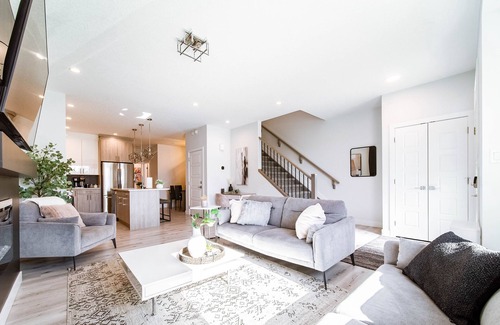 Southwest Edmonton Casa | Modern Retreat-3 King Beds-Garage-WiFi-Sleeps 10!