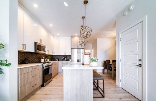 Southwest Edmonton Casa | Modern Retreat-3 King Beds-Garage-WiFi-Sleeps 10!
