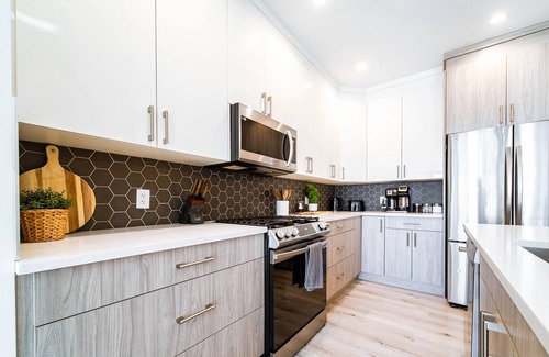 Southwest Edmonton Casa | Modern Retreat-3 King Beds-Garage-WiFi-Sleeps 10!