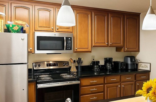 Stockton Apartamento | Modern Retreat Cali King Bed Fireplace + Full Kitchen