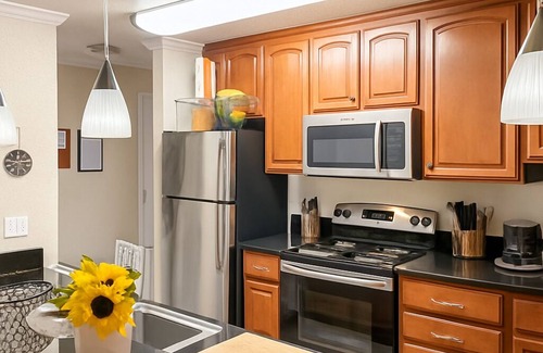 Stockton Apartamento | Modern Retreat Cali King Bed Fireplace + Full Kitchen