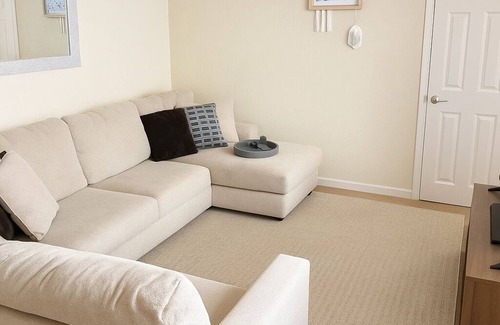 Stockton Apartamento | Modern Retreat Cali King Bed Fireplace + Full Kitchen