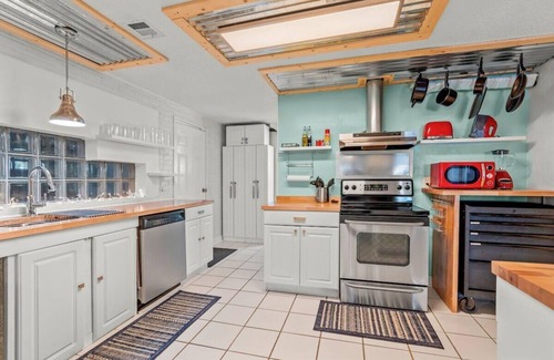 High Point Casa | Modern Retreat, Hot Tub, Bar, Patio, Family