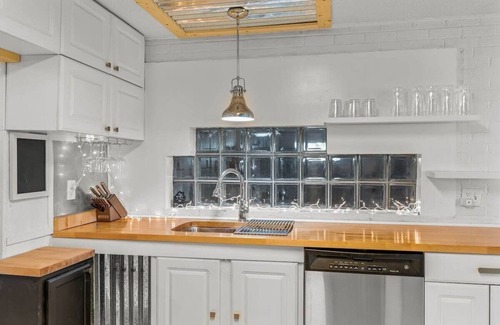 High Point Casa | Modern Retreat, Hot Tub, Bar, Patio, Family